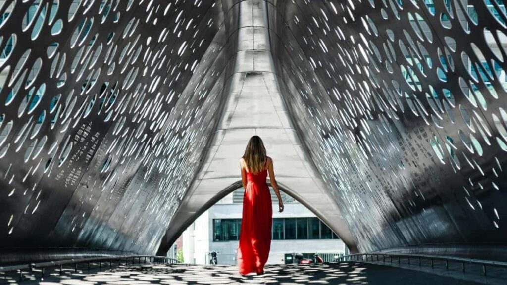 Prakticky pruvodce pro inzerenty z CR: jak identifikovat, oslovit a zapojit belgicke eBay tvurce, kteri propaguji sezonni modni trendy a pre-loved kousky.