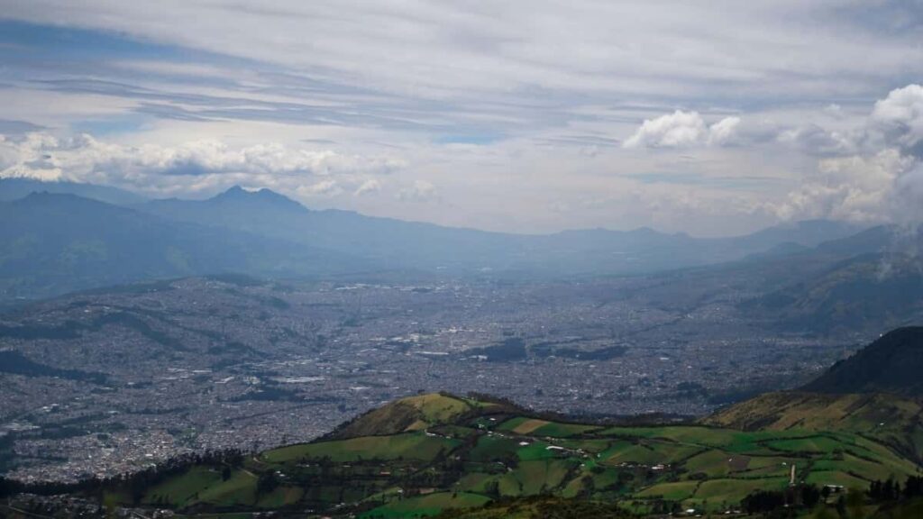 Prakticky pruvodce pro ceske tvurce: jak najit a oslovit chilske znacky na WeChat, domluvit zive demo a skalovat offline i online expozici.