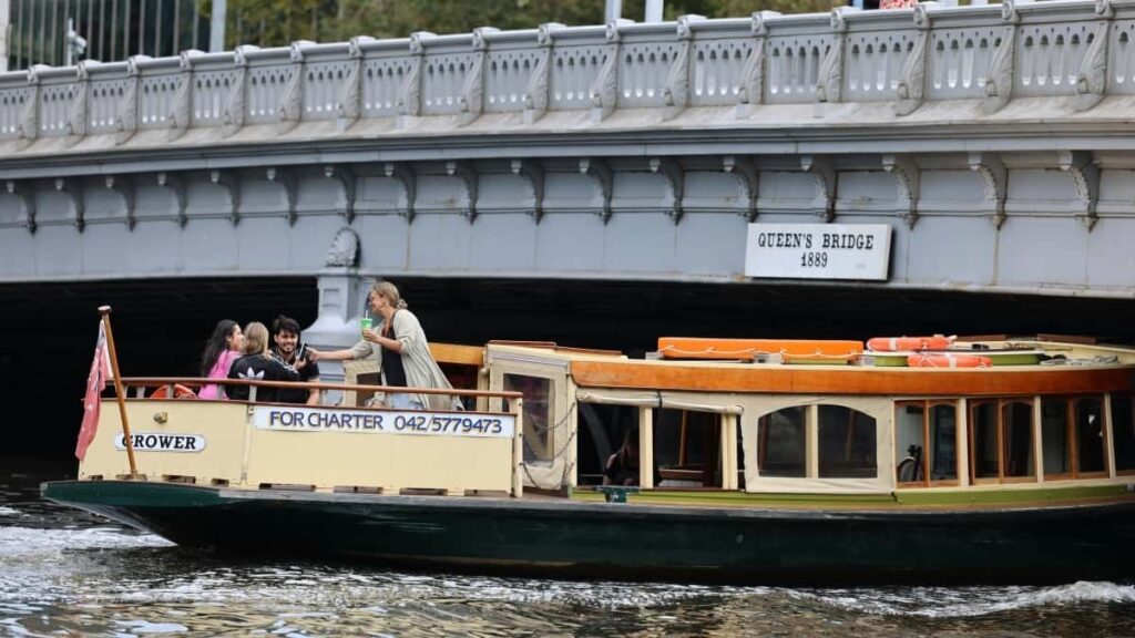 Prakticky navod pro ceske inzerenty, jak identifikovat a aktivovat rakouske tvurce spojene s Hulu streamovaci publicitou pro sezonni kampane taktiky, nastroje a rizika.