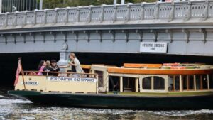 Prakticky navod pro ceske inzerenty, jak identifikovat a aktivovat rakouske tvurce spojene s Hulu streamovaci publicitou pro sezonni kampane taktiky, nastroje a rizika.