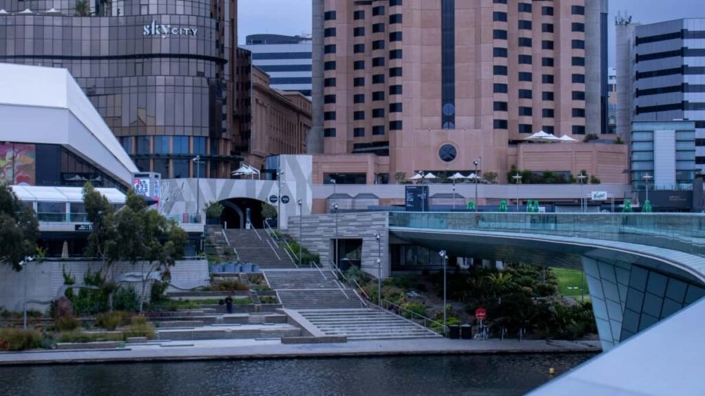 Prakticky navod pro ceske tvurce, jak oslovit vietnamske znacky pritomne na Hulu kvuli recenzim learning platforem, s taktikami, scenari osloveni a pravnim/respektovym ramcem.